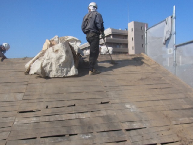 瓦と土を撤去した屋根